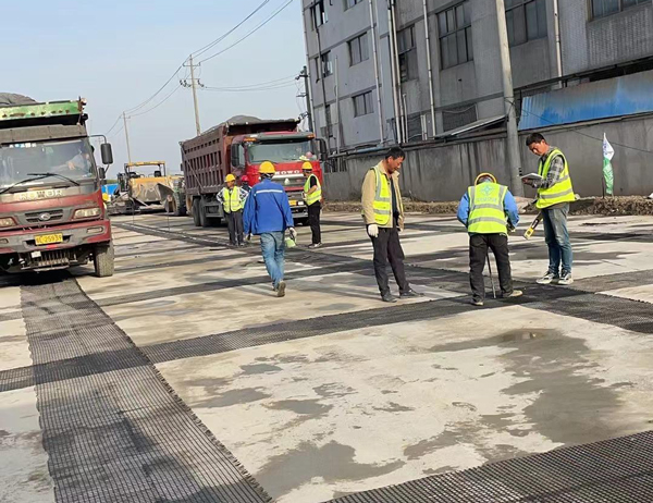 金乡老材料的新故事：玻璃纤维土工格栅如何在‘白改黑’浪潮中重获新生？