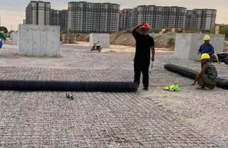 金乡土工格栅铺设前地基要怎么处理？